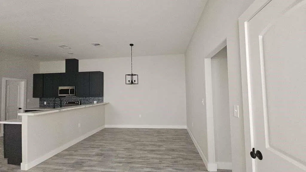 3 bed, 1.0 bath, 2545 sqft, $1,799 — Photo 3