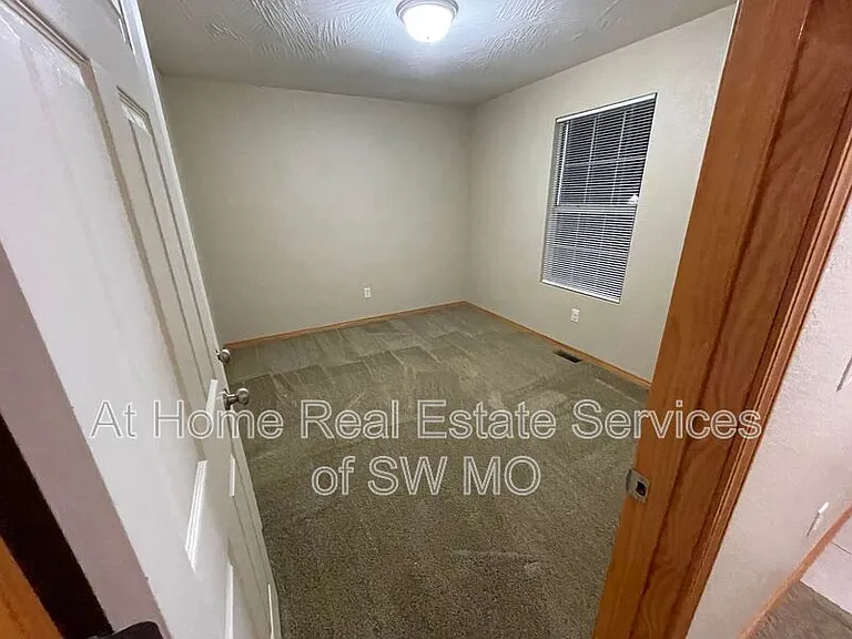 933 N Madison Ave — Photo 6
