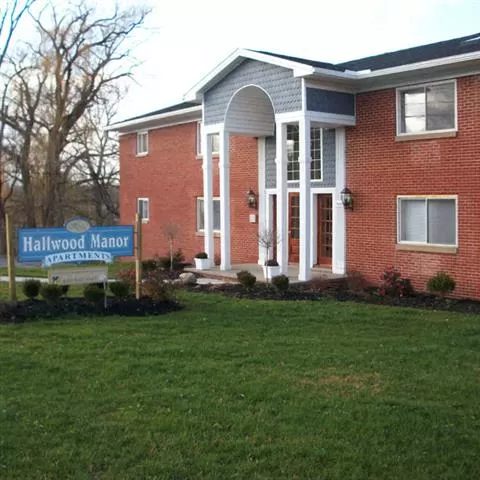 Hallwood Manor Apartments Photo 1