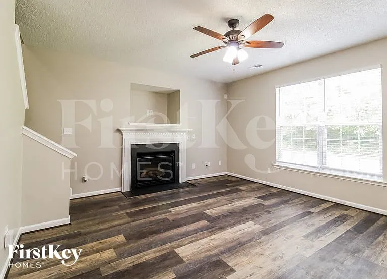 6063 Parkside Cir — Photo 2