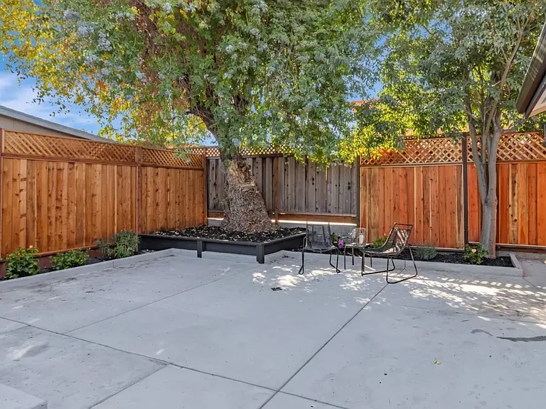 1372 Davis St — Photo 4