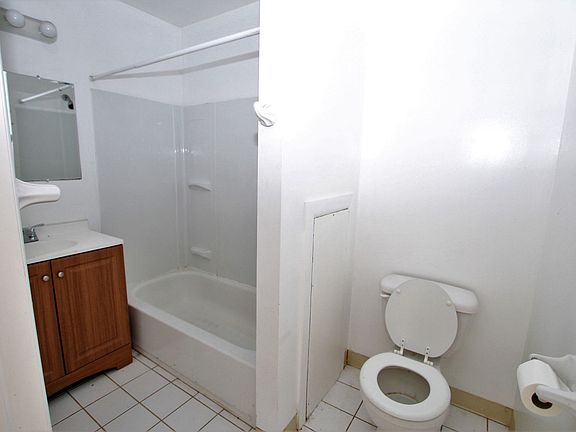 3rd image of 926 N 2nd St #E