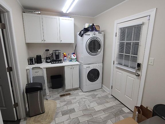 3rd image of 907 Ward St
