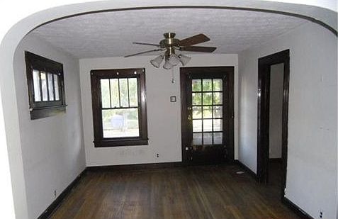 3rd image of 941 E Berwyn St