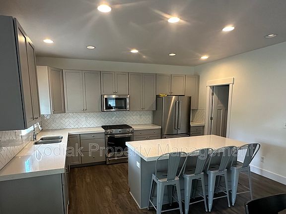 3rd image of 912 E Queensmill Ln
