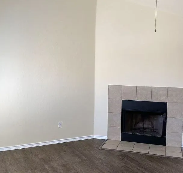 1105 Weston Dr — Photo 2