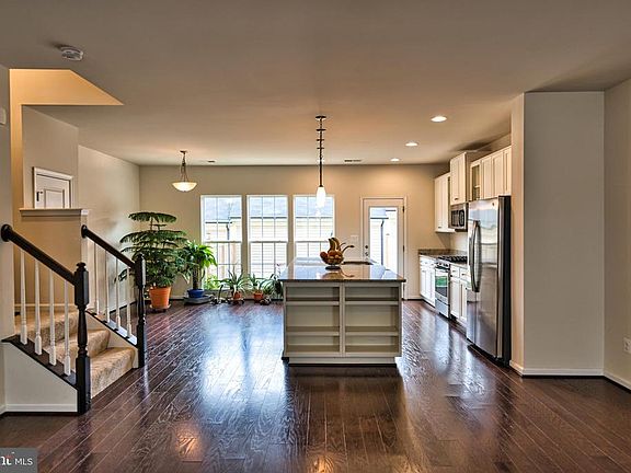 3rd image of 929 Basswood Dr