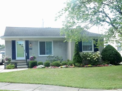 1205 Aline Dr, Grosse Pointe Woods, MI, 48236