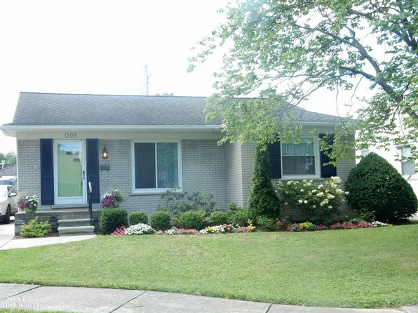 1205 Aline Dr, Grosse Pointe Woods, MI 48236