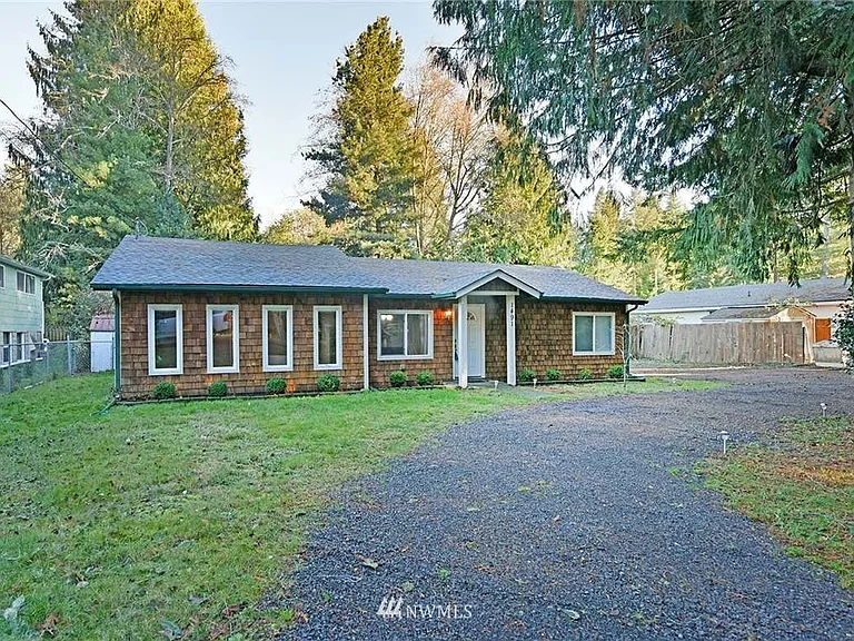 1491 Russell Ave SE — Photo 1