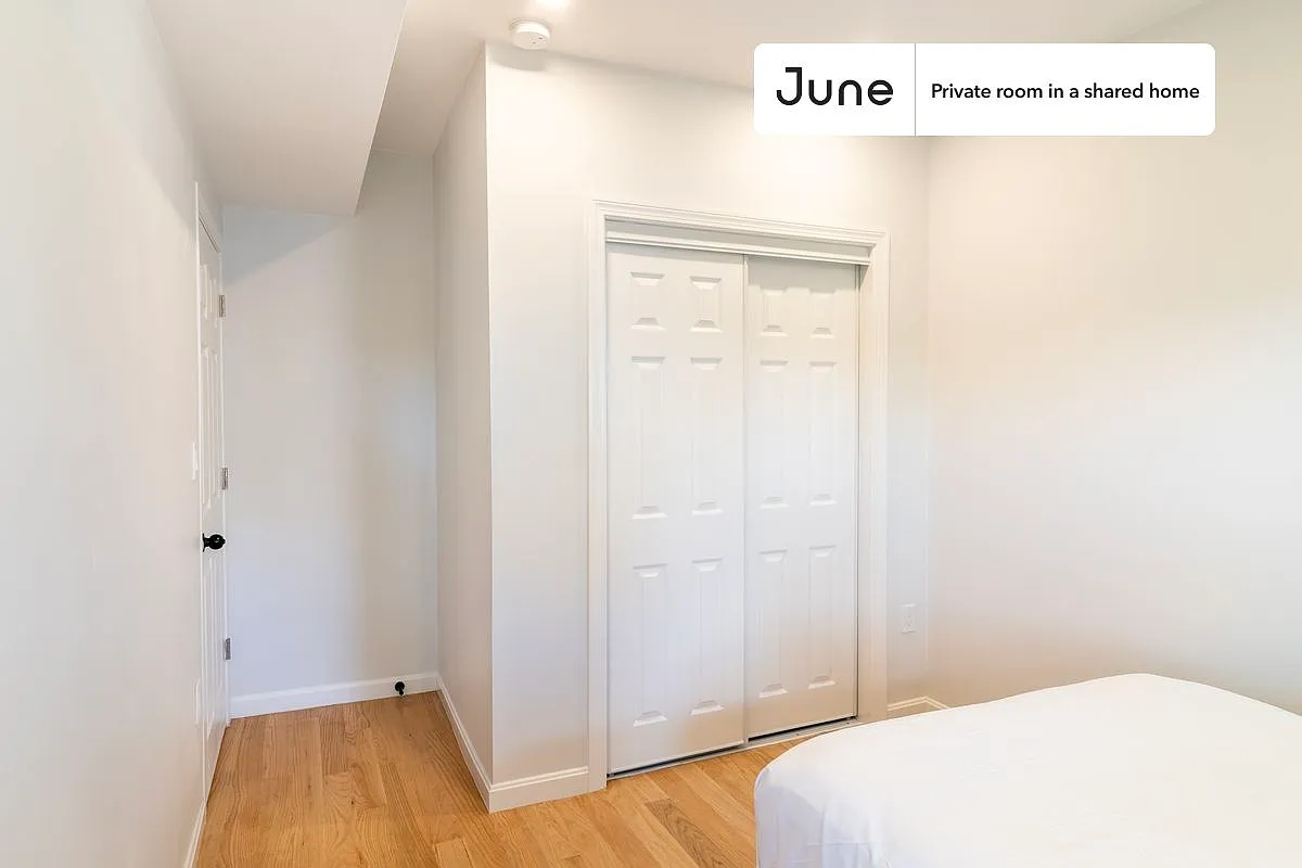 Queen bedroom in 3 bed/2 bath home in JFK/UMass #1755 A — Photo 3