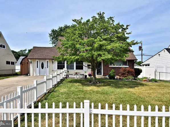 33 Jewel Ln, Levittown, PA 19055