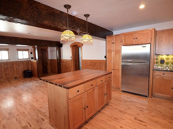 Island overlooks GREAT ROOM