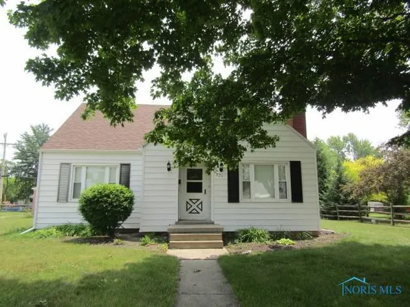221 Pine Rd, Woodville, OH 43469