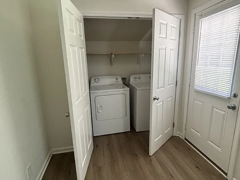 1005 Ross Ln — Photo 11