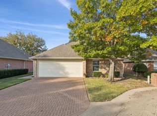 111 Royal Crest Ct, Red Oak, TX 75154