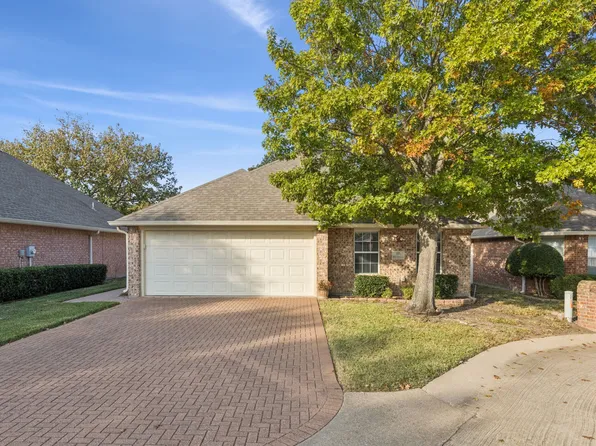 111 Royal Crest Ct, Red Oak, TX 75154