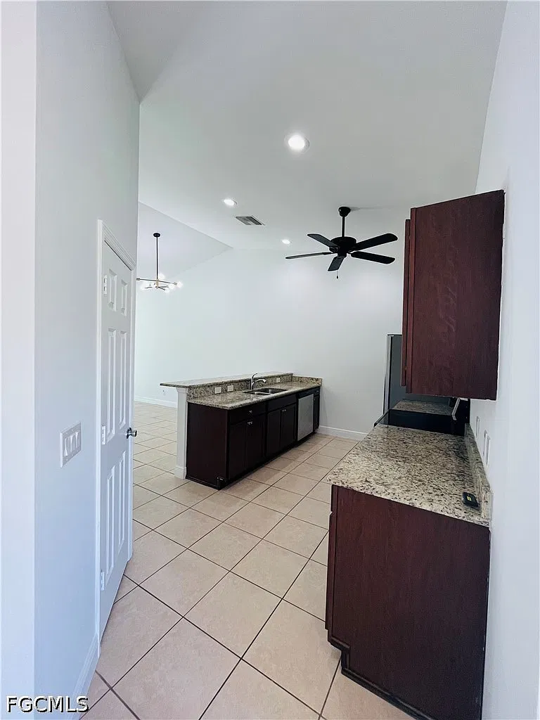 3 bed, 2.0 bath, 1200 sqft, $1,700 — Photo 4
