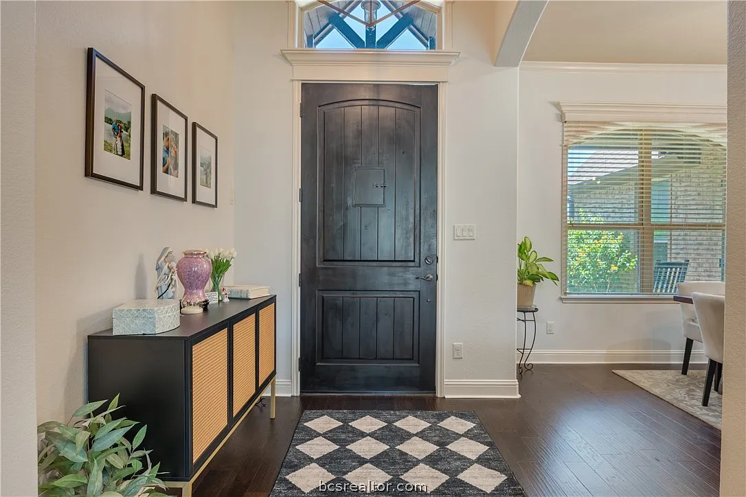 4 bed, 2304 sqft, $3,100 — Photo 3