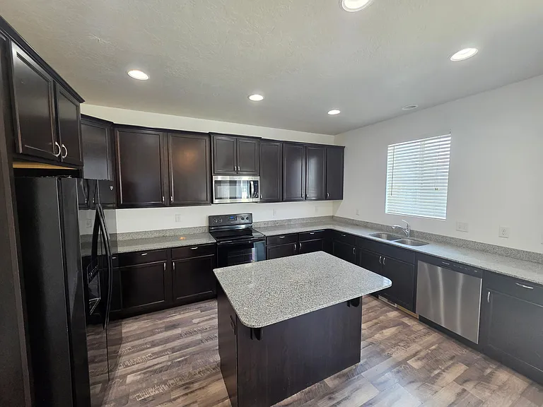 5092 E Lone Star Ln — Photo 2
