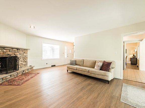 3rd image of 609 Joanne Ln