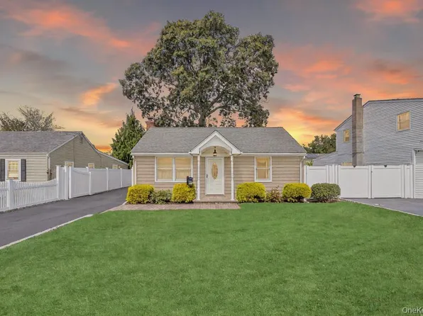 122 E 12th Street, Huntington Station, NY 11746