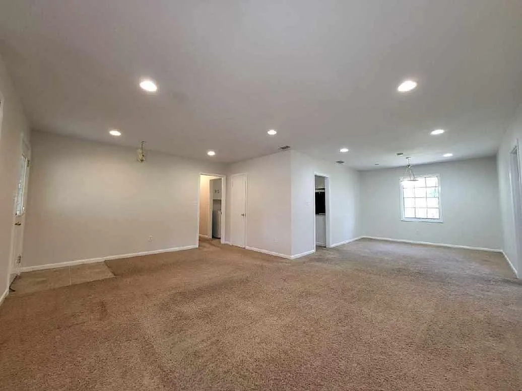 3 bed, 2.5 bath, 1621 sqft, $1,725 — Photo 3
