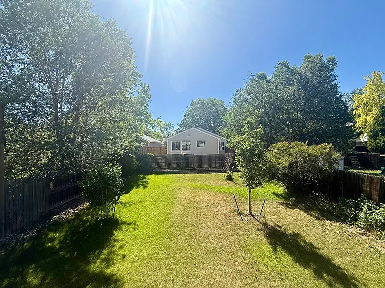 Big back yard- great for bbq's!