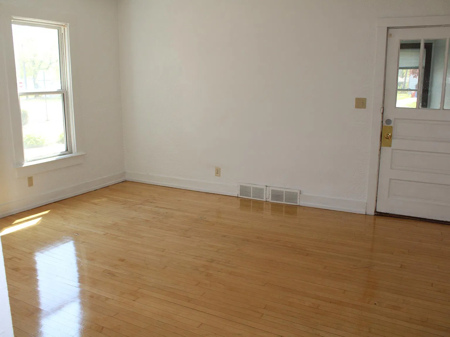 3 bed, $1,125 — Photo 2
