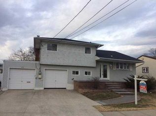 31 Laurette Ln, Freeport, NY 11520