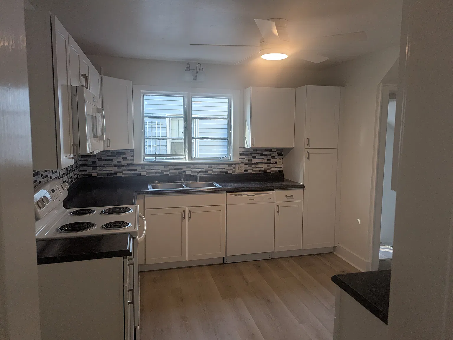 5 bed, 2.5 bath, 1720 sqft, $3,600 — Photo 2