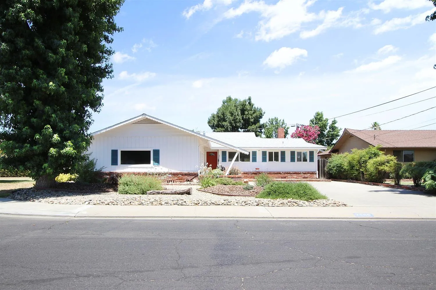 2505 Leslie Ln photo 1