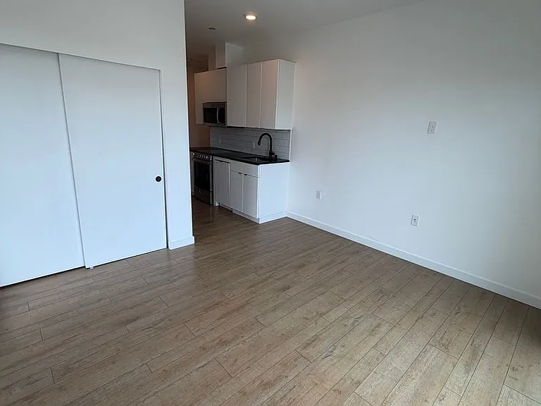 Welcome to Lakeview! - Live in Luxury & Style in the heart of Eastlake — Photo 33
