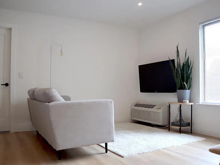 40 Norwich Pl — Photo 1