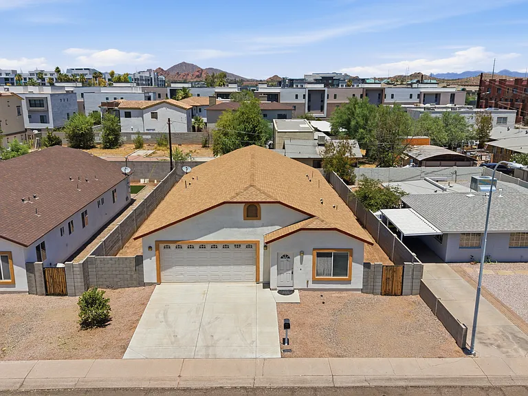 512 W Brown St — Photo 46