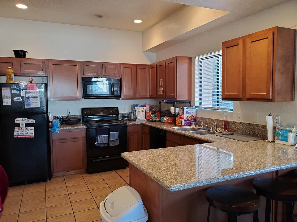Spacious granite kitchen (second kitchen upstairs, granite install summer 2022)