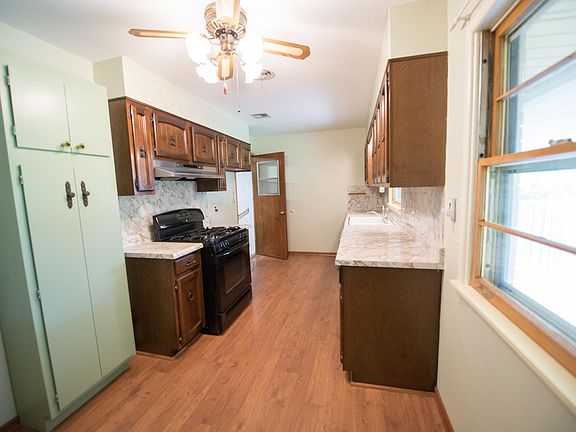 Pantry & breakfast nook