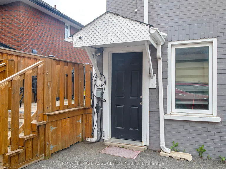 330 Athol St E — Photo 15