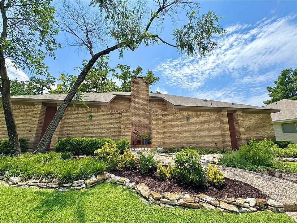 1st image of 2730 Camelot Dr