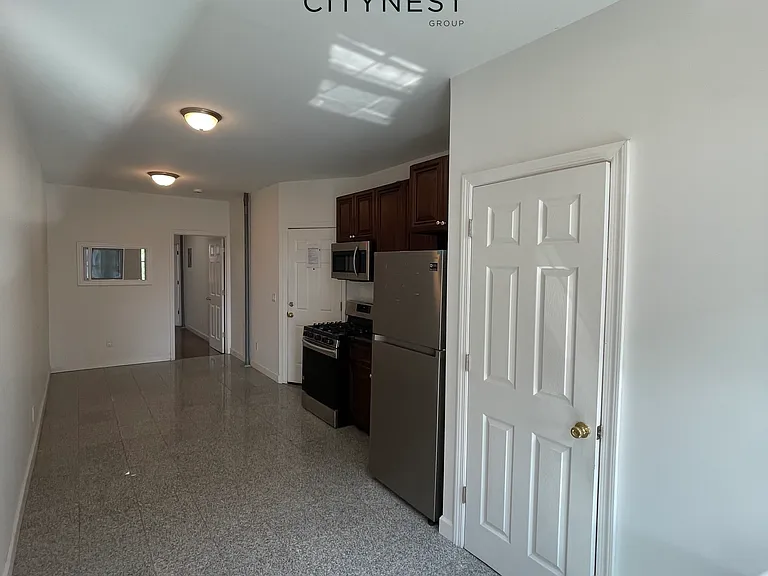152 9th St #3R — Photo 2
