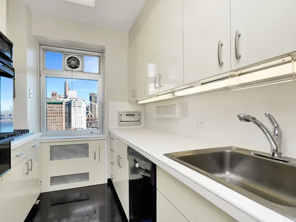 25 Sutton Place South image 11 of 20