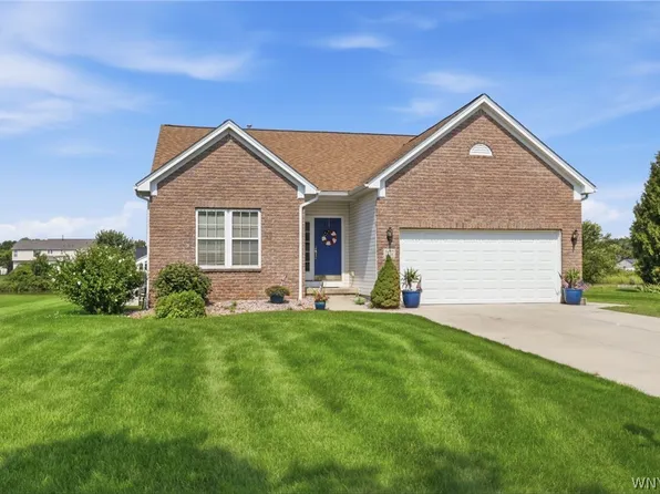 2437 King Fisher Ln, Niagara Falls, NY 14304