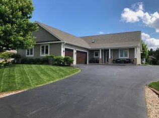 521 Bridgewater Cir, Williams Bay, WI 53191