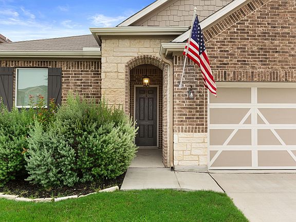 3rd image of 2073 Oxbow Cir