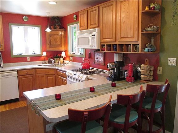 Kitchen with breakfast bar