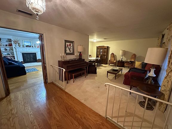 2nd image of 301 Beverly Ln