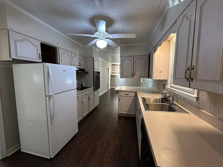 523 Colonial Dr — Photo 3