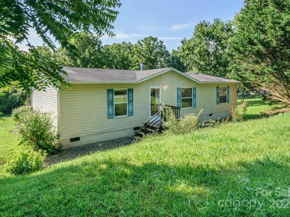 110 McKinney Pointe Dr, Etowah, NC 28729