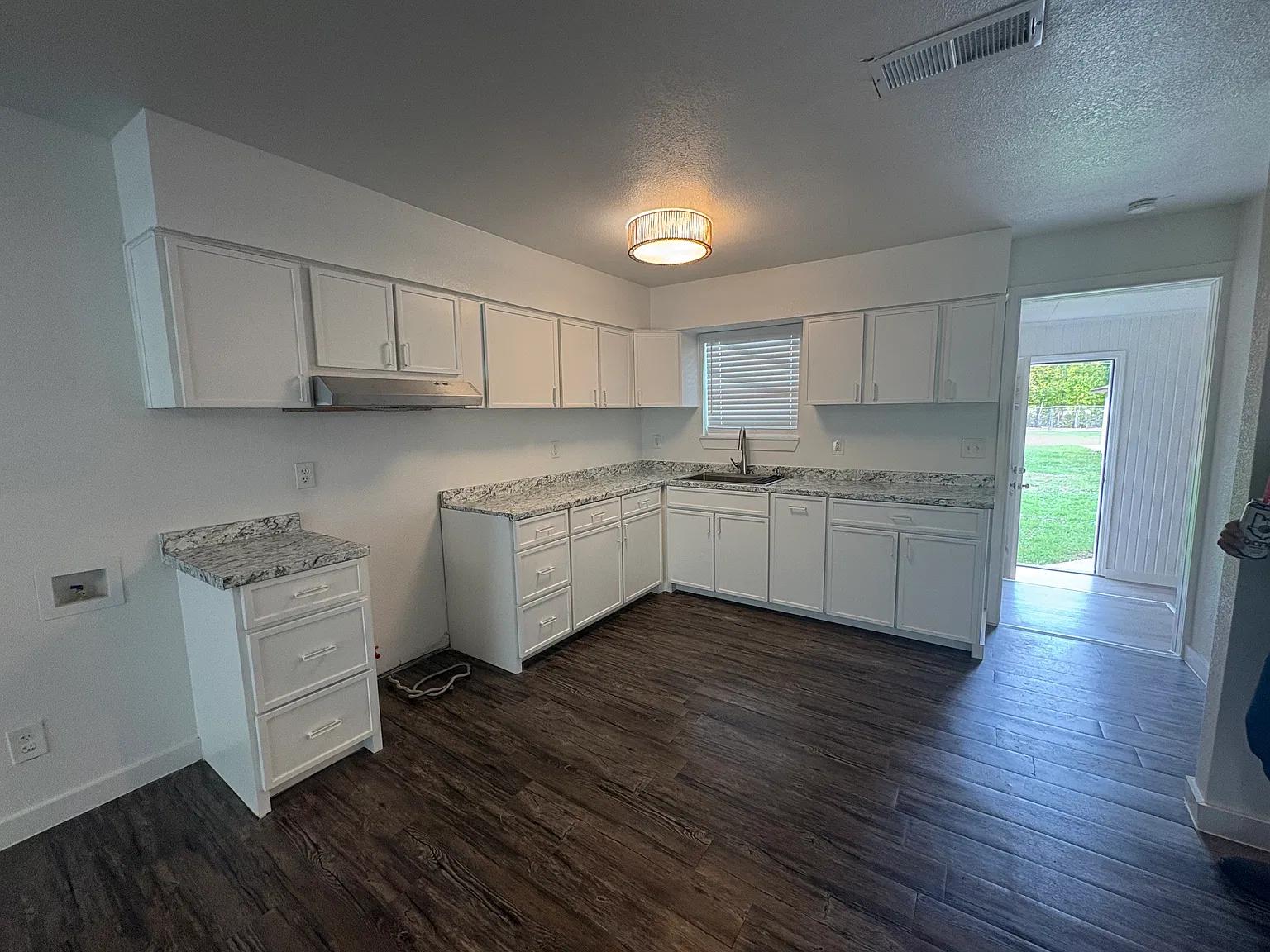 3 bed, 1212 sqft, $2,000 — Photo 3