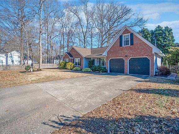 3rd image of 808 Blackthorne Dr